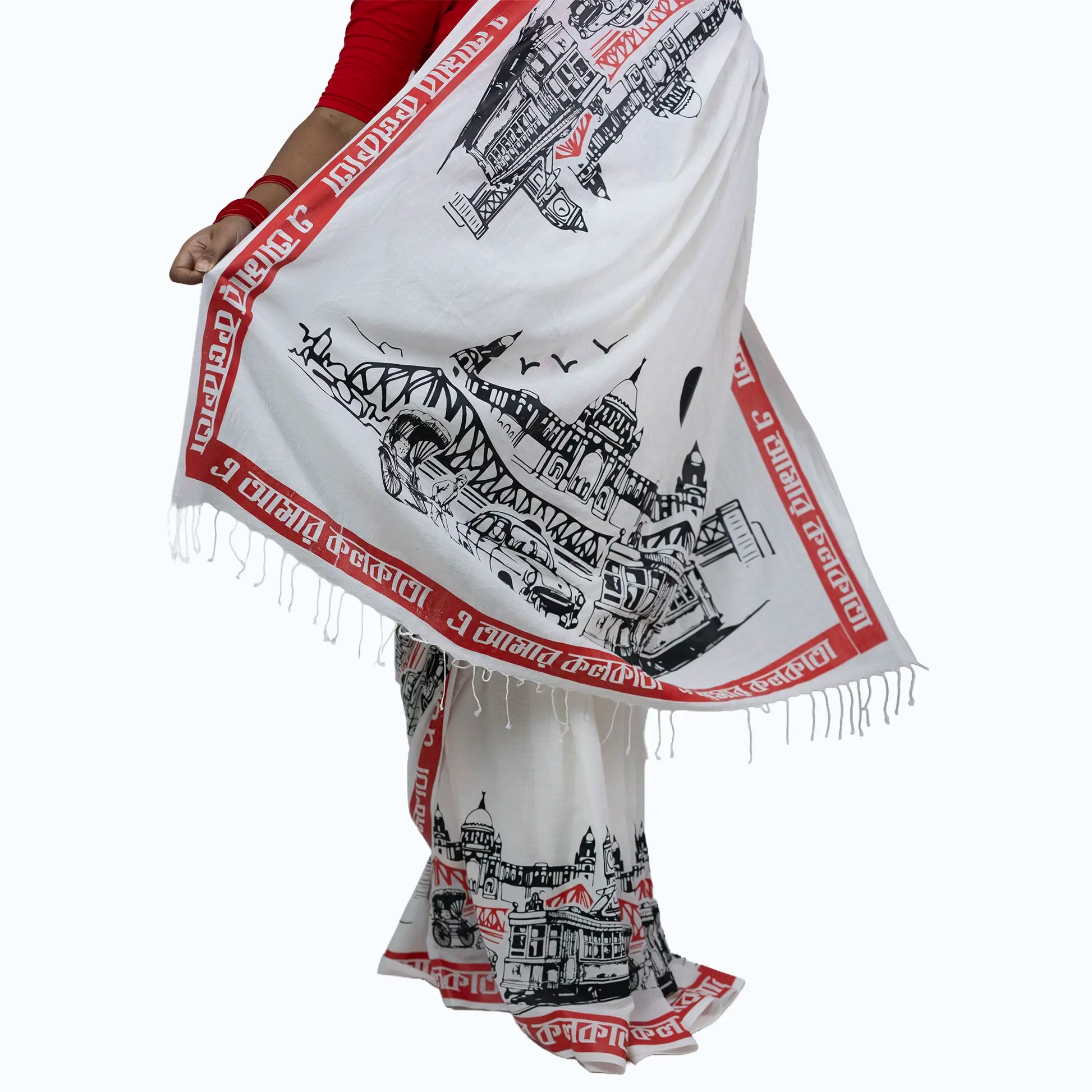 Close-Up of E Amar Kolkata Saree Pallu – Bengali Script Border, Kolkata Landmark Illustrations and Knotted Fringe Detail on Khadi Cotton